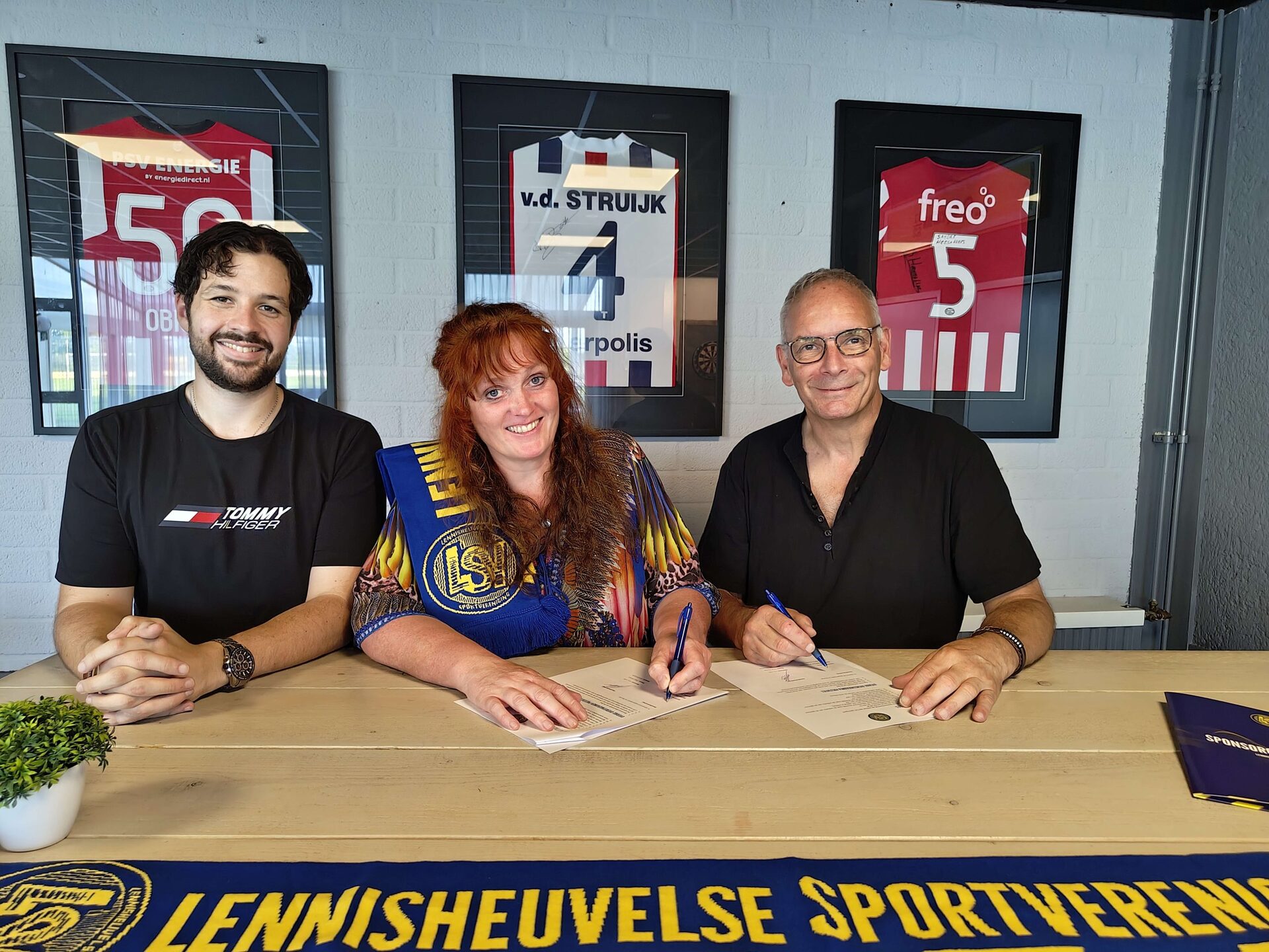 Ondertekening van het hoofdsponsorschap tussen Karibu en LSV